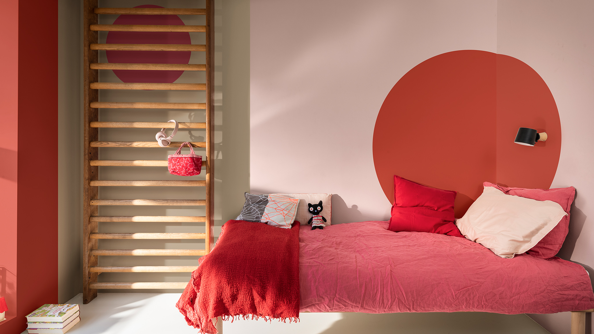 Red circles on pastel pink walls with neutral accents Dulux_CF21_Colour_of_the_year_Expressive_colors_global_1