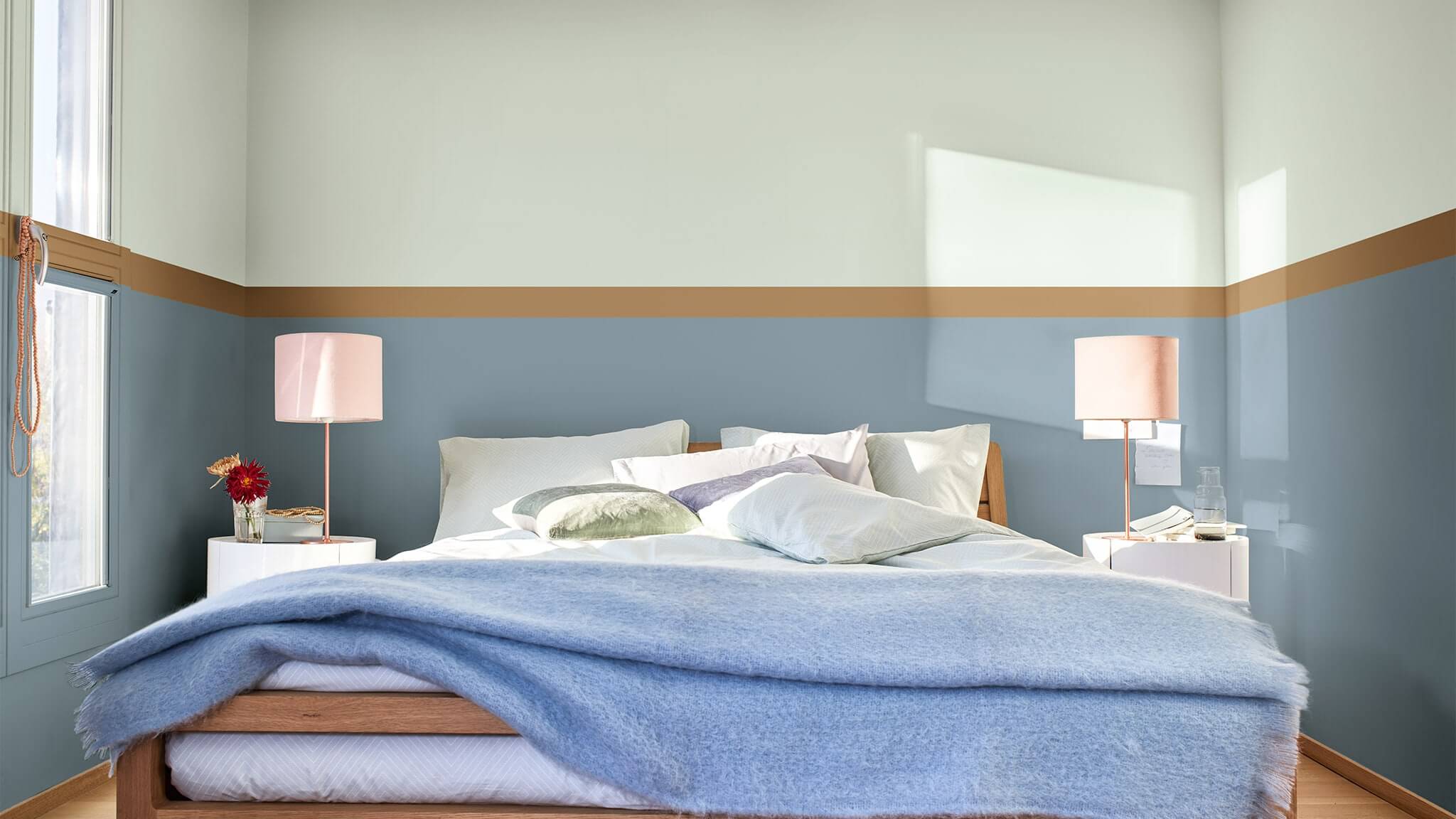 Relaxing bedroom with two-tone wall in blue and green with an ocher border CF20_Two-tone_room_4