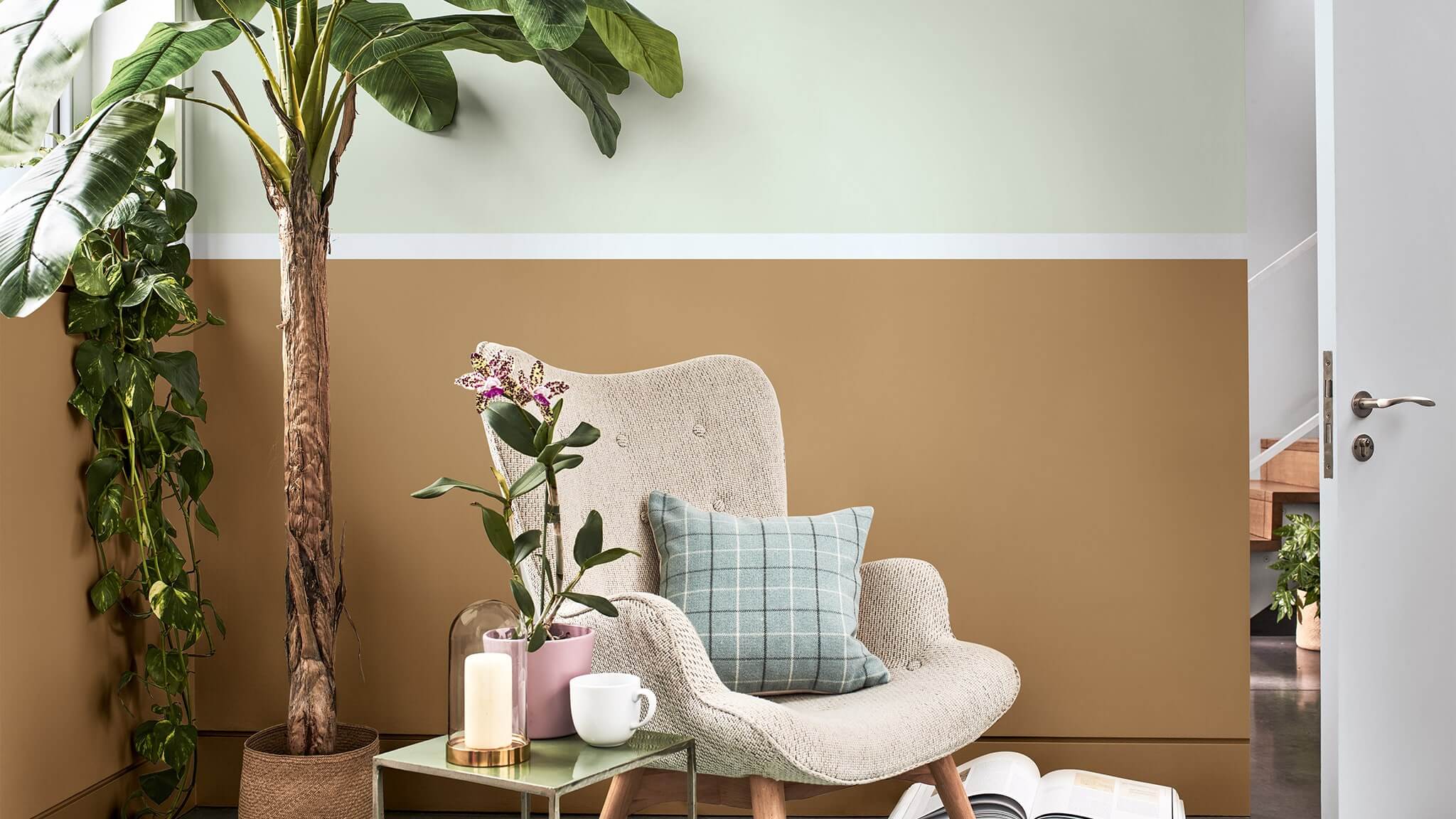 Calming living room with two-tone wall in ocher and pale green CF20_Two-tone_room_3