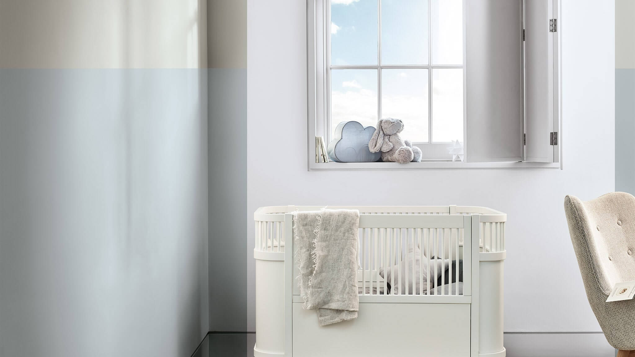 Stripes on walls for a tranquil and airy atmosphere CF20_Painting_stripes_on_walls_kids_room