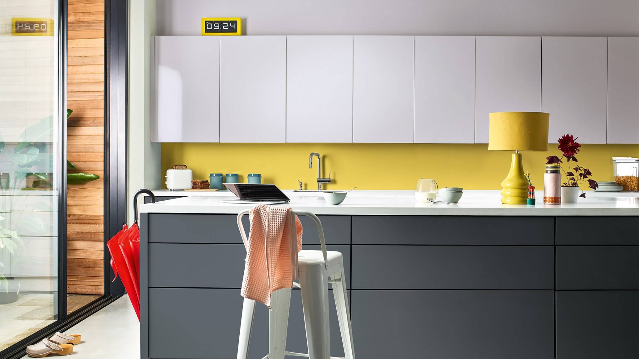 Multicolored kitchen with Tranquil Dawn, Dulux Colour of the Year 2020 CF20_Color_of_the_year_2020_kitchen